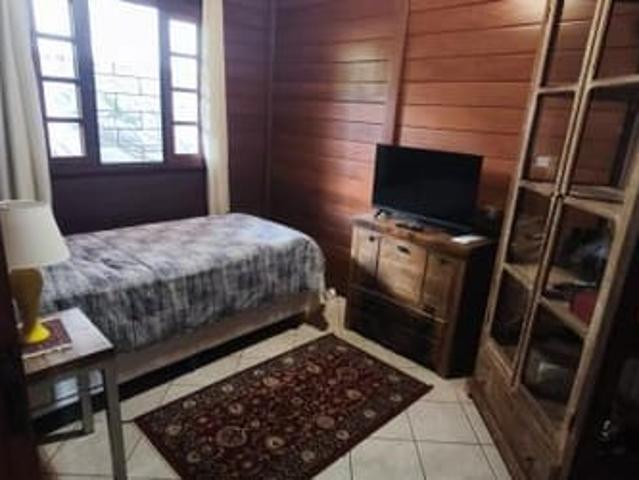 quarto com cama de solteiro
