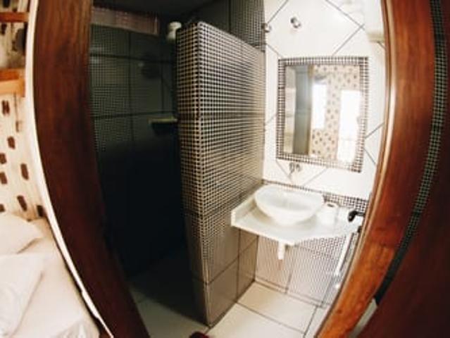 Quarto com cama de solteiro triplo