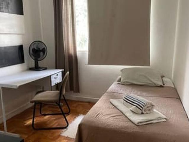 Quarto com cama solteiro mobiliado na Savassi