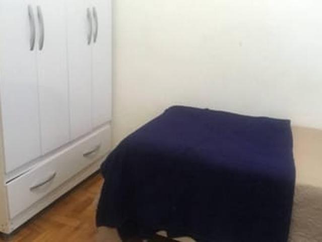 Quarto com cama solteiro mobiliado na Savassi
