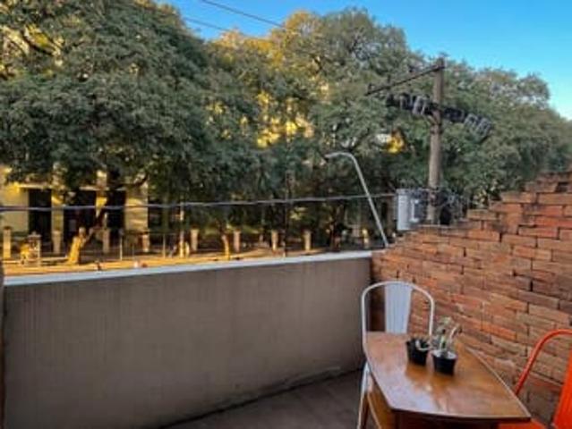 QUARTO COM SACADA NA FRENTE DA UFRGS