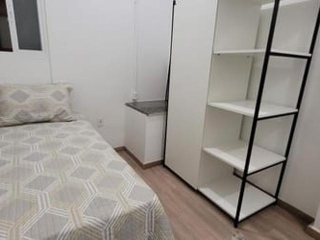 QUARTO COM SACADA NO CENTRO HISTÓRICO