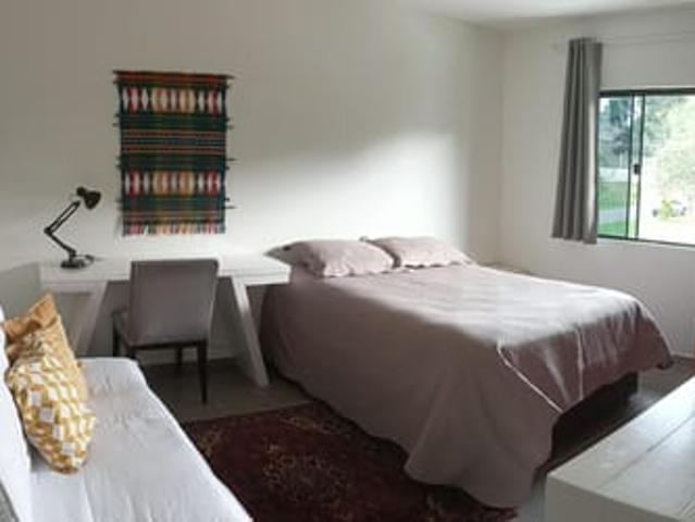 Quarto amplo e aconchegante