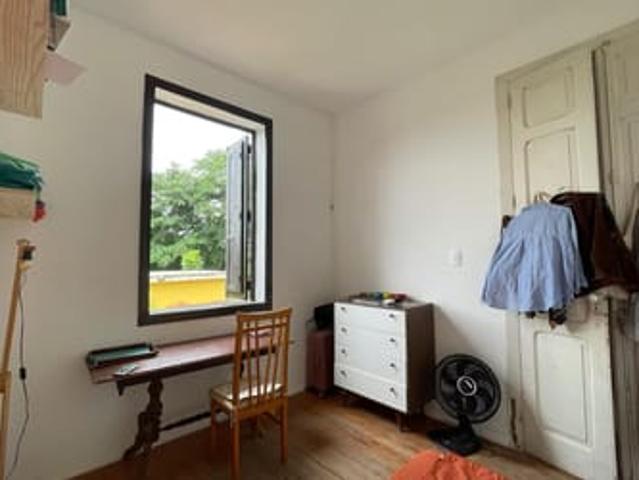 Quarto amplo e arejado
