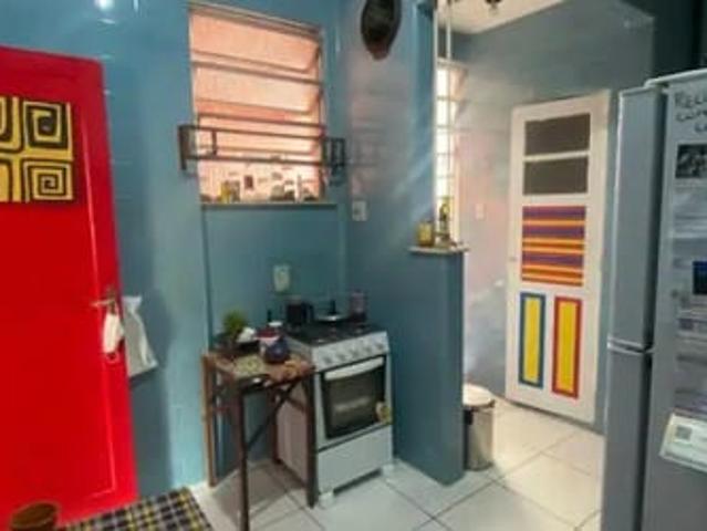 Quarto aconchegante com cama de solteiro