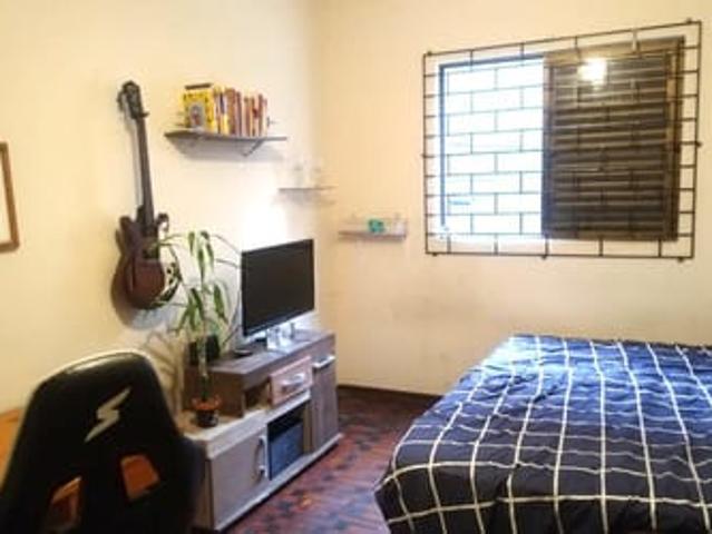 Quarto Grande Mobiliado em Apartamento no Centro de Curitiba