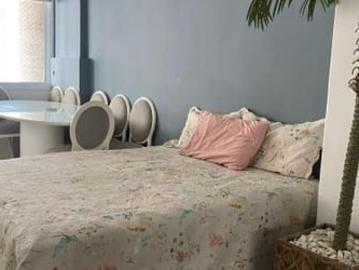 Quarto grande na quadra da praia!