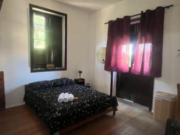 Quarto grande com varanda em casarão de Santa Teresa