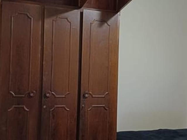 Quarto grande com cama de casal