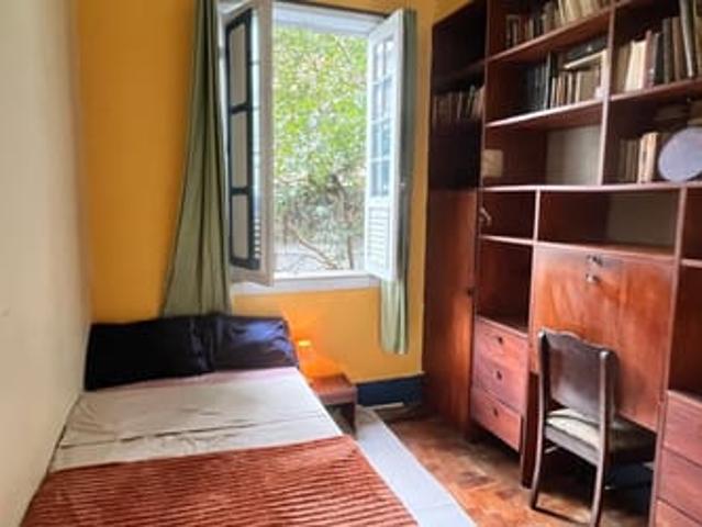 Quarto grande e arejado