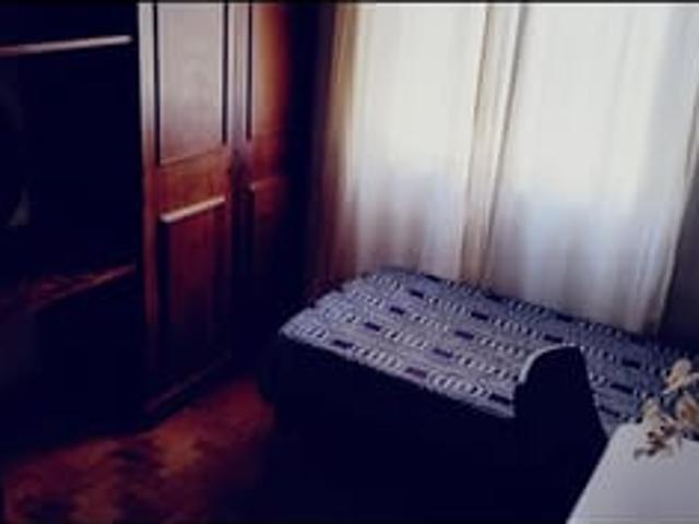 Quarto grande individual com guarda roupas