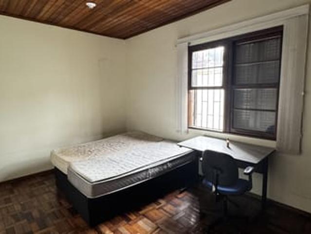 Quarto grande para alugar ao lado do Centro Cívico