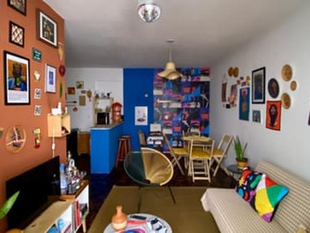Quarto disponível em apartamento no Meireles