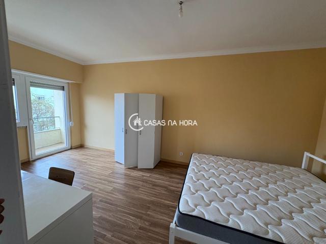 Quarto duplo disponível para Arrendamento Setúbal | Avenida Jaime Cortesão