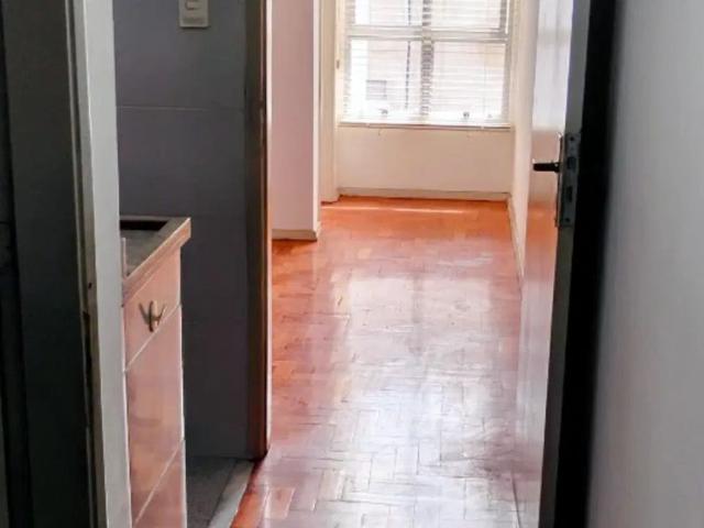 Quarto e sala na Conselheiro Zenha, bem localizado.de fundos silencioso sem vista para outros apartamentos, sem vizinhos. Isento de IPTU