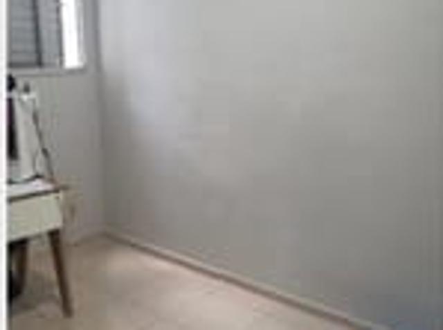 Quarto em apartamento bem localizado