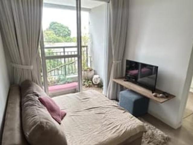 Quarto em apê charmoso com jardim na varanda, lazer completo