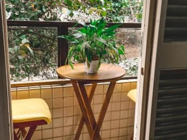 Quarto feminino com sacada no Lourdes praça da liberdade