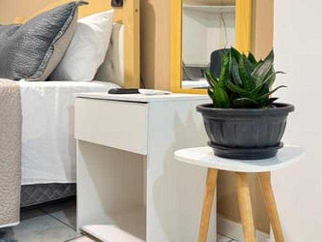 QUARTO INDIVIDUAL AMPLO E MOBILIADO PARA HOMENS — SÃO LOUREN
