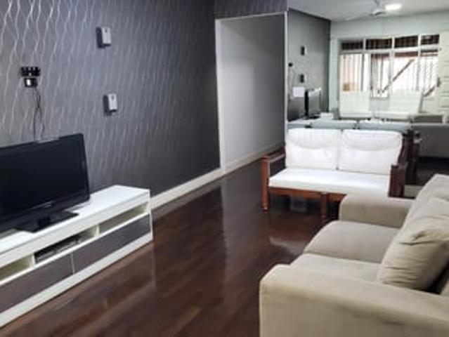 Quarto individual com cama de casal