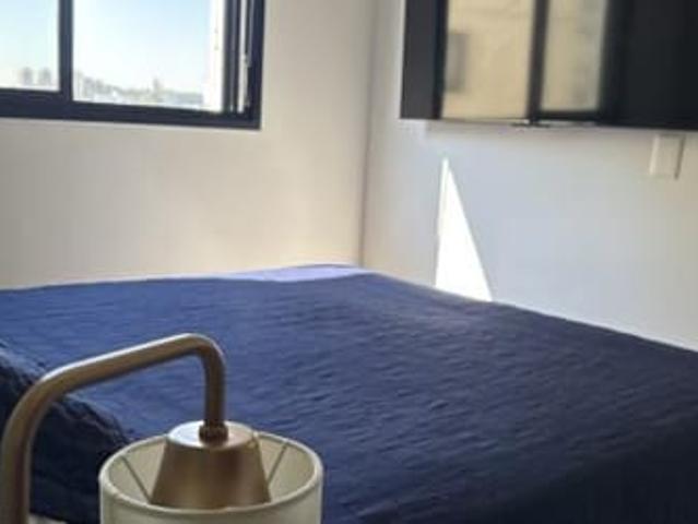 Quarto individual com cama queen
