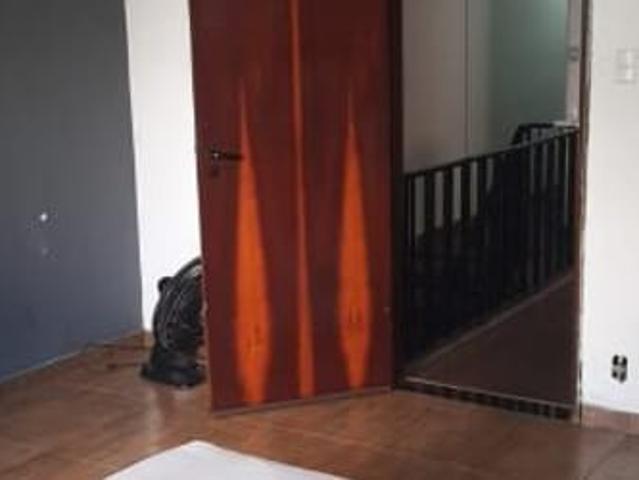 Quarto individual com closet
