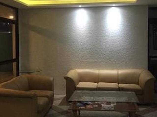 Quarto individual com banheiro exclusivo.