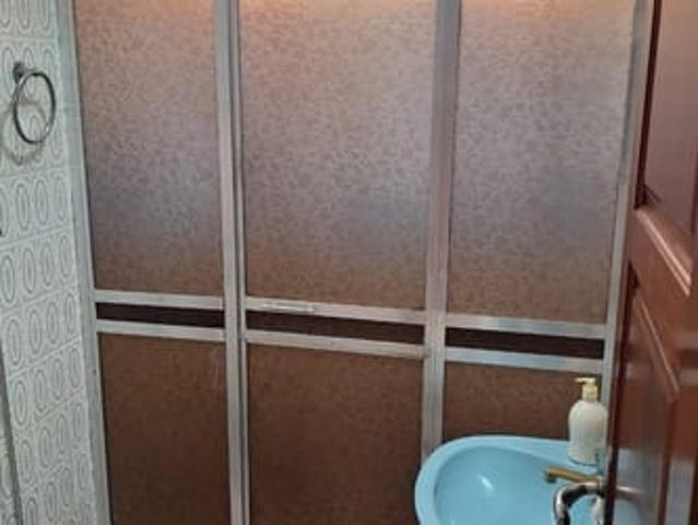 Quarto individual com banheiro privativo