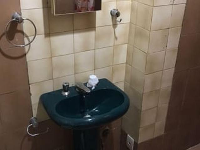 Quarto individual com banheiro privativo
