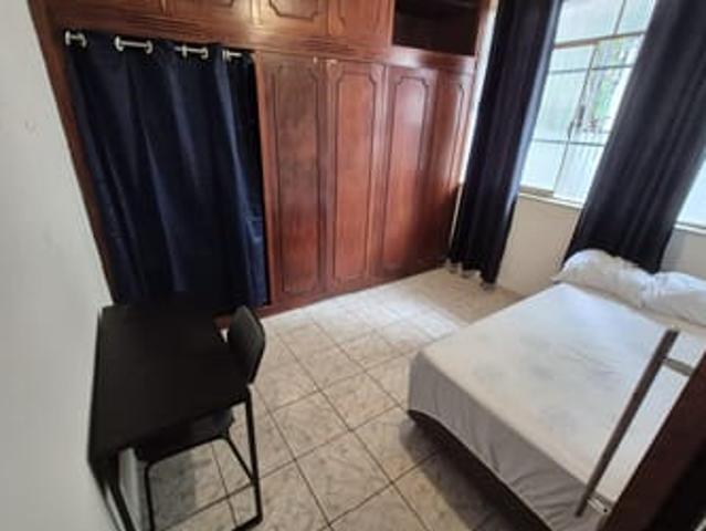 Quarto individual mobilhado no Centro de Niterói