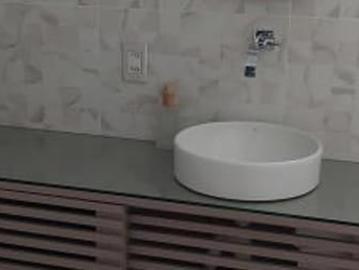 Quarto individual mobiliado com banheiro privativo