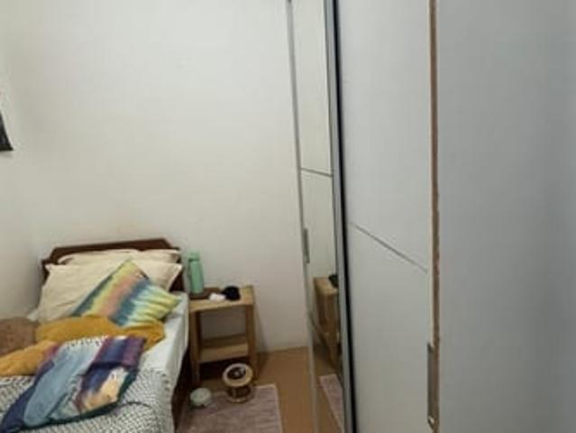 Quarto mobiliado com banheiro privativo