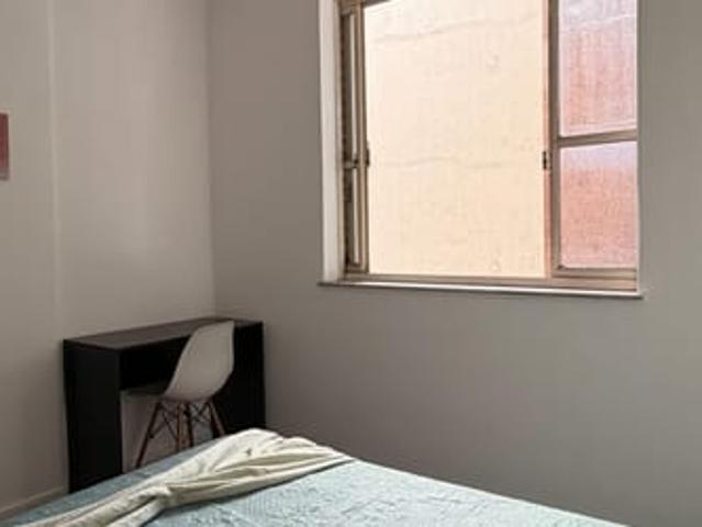 Quarto mobiliado e individual