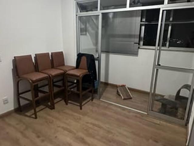 Quarto mobiliado em apartamento com portaria 24h