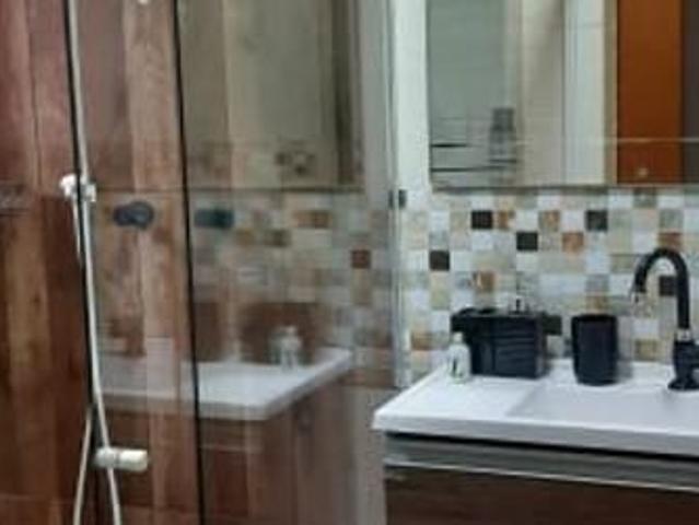 Quarto mobiliado para mulheres