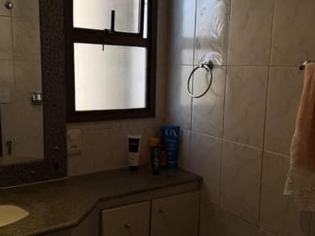 Quarto para moça em apartamento amplo no Gutierrez