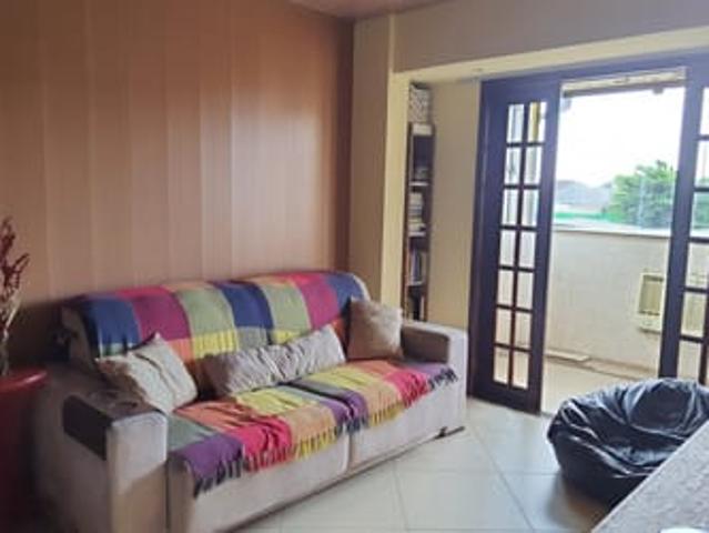 Quarto para moça em casa familiar