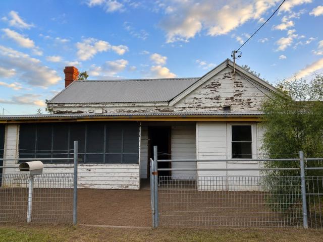 QUARTER ACRE BLOCK REAR LANE ACCESS DUAL INCOME POTENTIAL