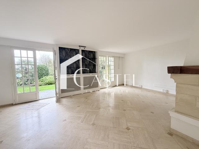 Quartier ancien d'Orgeval, maison de 181m2, 533m2