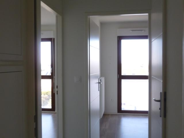 Quartier Cernay, dernier étage cet appartement de type 4 avec terrasse et garage, disponible le 04 octobre 202