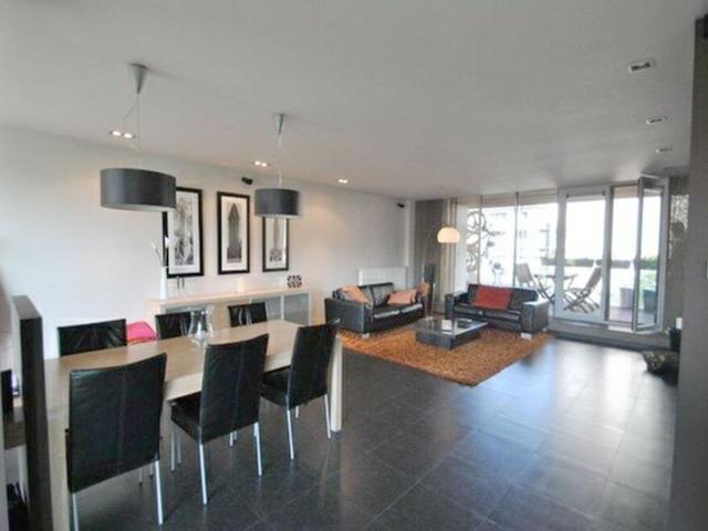 Quartier des Affaires! Bel appartement meublé 2 chambres avec terrasse