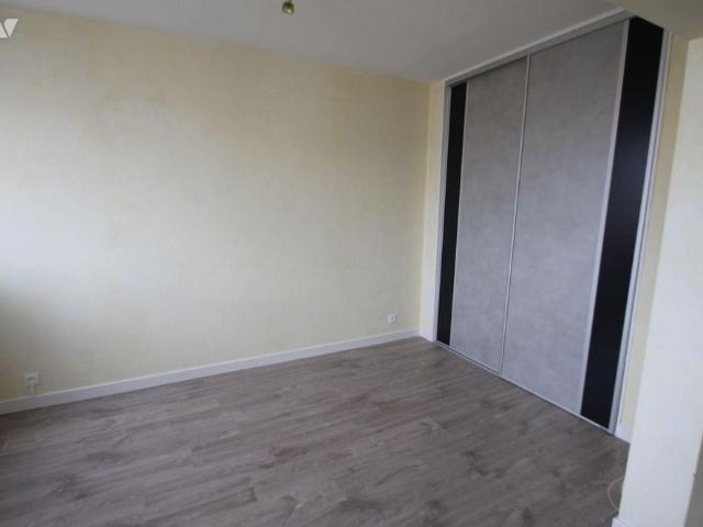 Quartier Laennec, dans immeuble avec gardien et ascenseur appartement, de 72,50 m² en bon état.