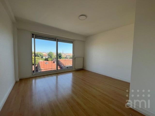QUARTIER SAINT GENES T4
