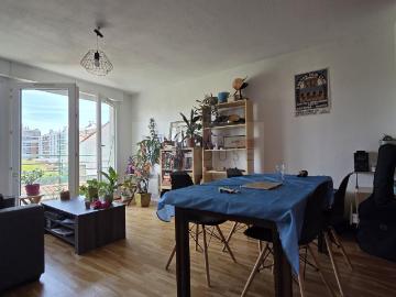 Quartier ST Michel: T2 en dernier étage grand balcon avec vue plus parking et cave