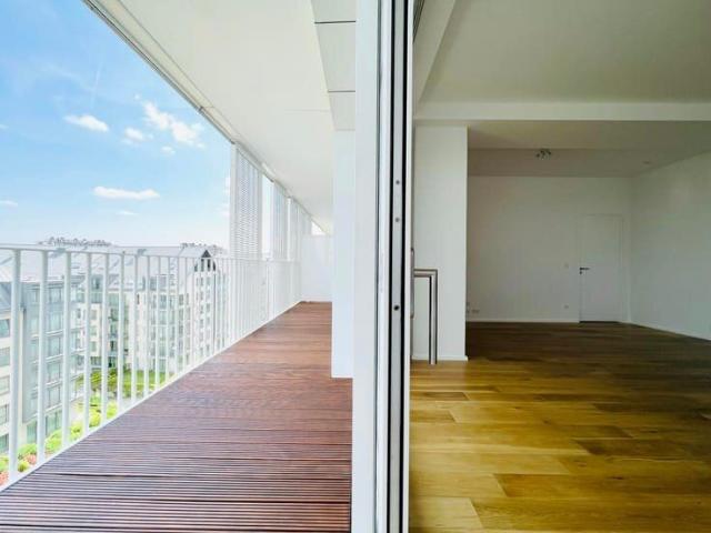 QUASI NEW flat with LARGE TERRACE and PARKING