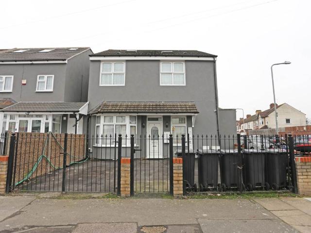 Quebec Road, Gants Hill IG2, 2 bed flat to rent, £1,650 pcm | PrimeLocation