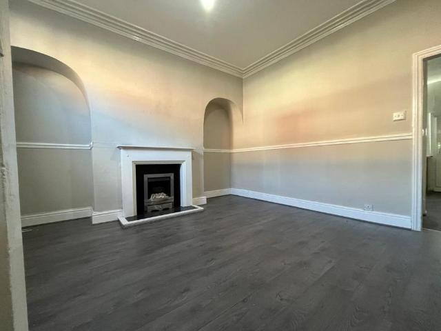 Queen Victoria Street, Blackburn 2 bed terraced house to rent £650 pcm £150 pw