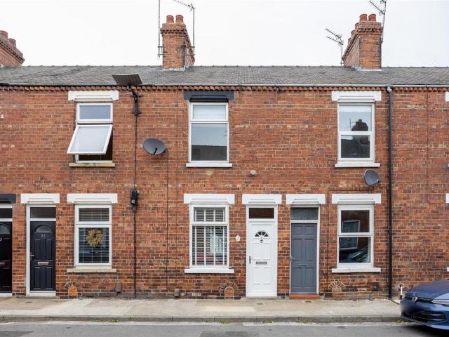 Queen Victoria Street, York 2 bed terraced house to rent £1,200 pcm £277 pw
