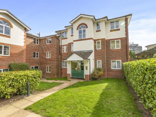 Queen Alexandra Road, High Wycombe HP11, 2 bed flat to rent, £1,450 pcm | PrimeLocation