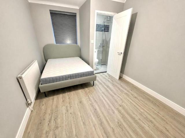 Queen Anne Avenue, Bromley, BR2 1 bed in a house share to rent £895 pcm £207 pw